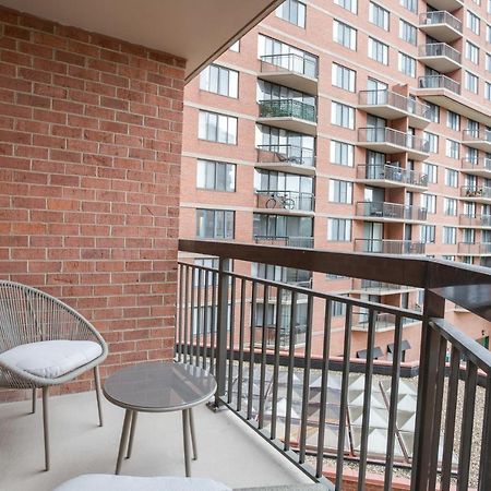 Modern & Charming Apt With Rooftop @Pentagon City アーリントン エクステリア 写真