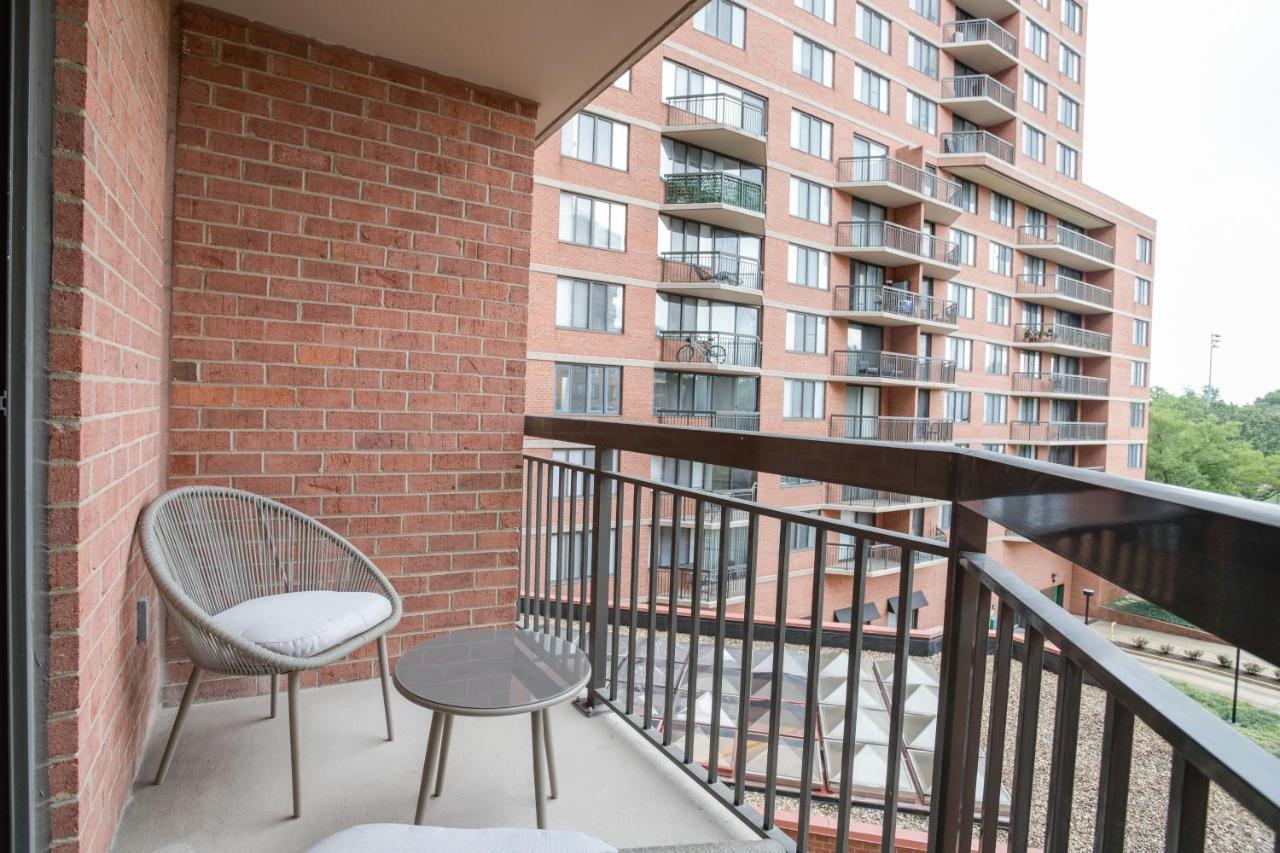 Modern & Charming Apt With Rooftop @Pentagon City アーリントン エクステリア 写真