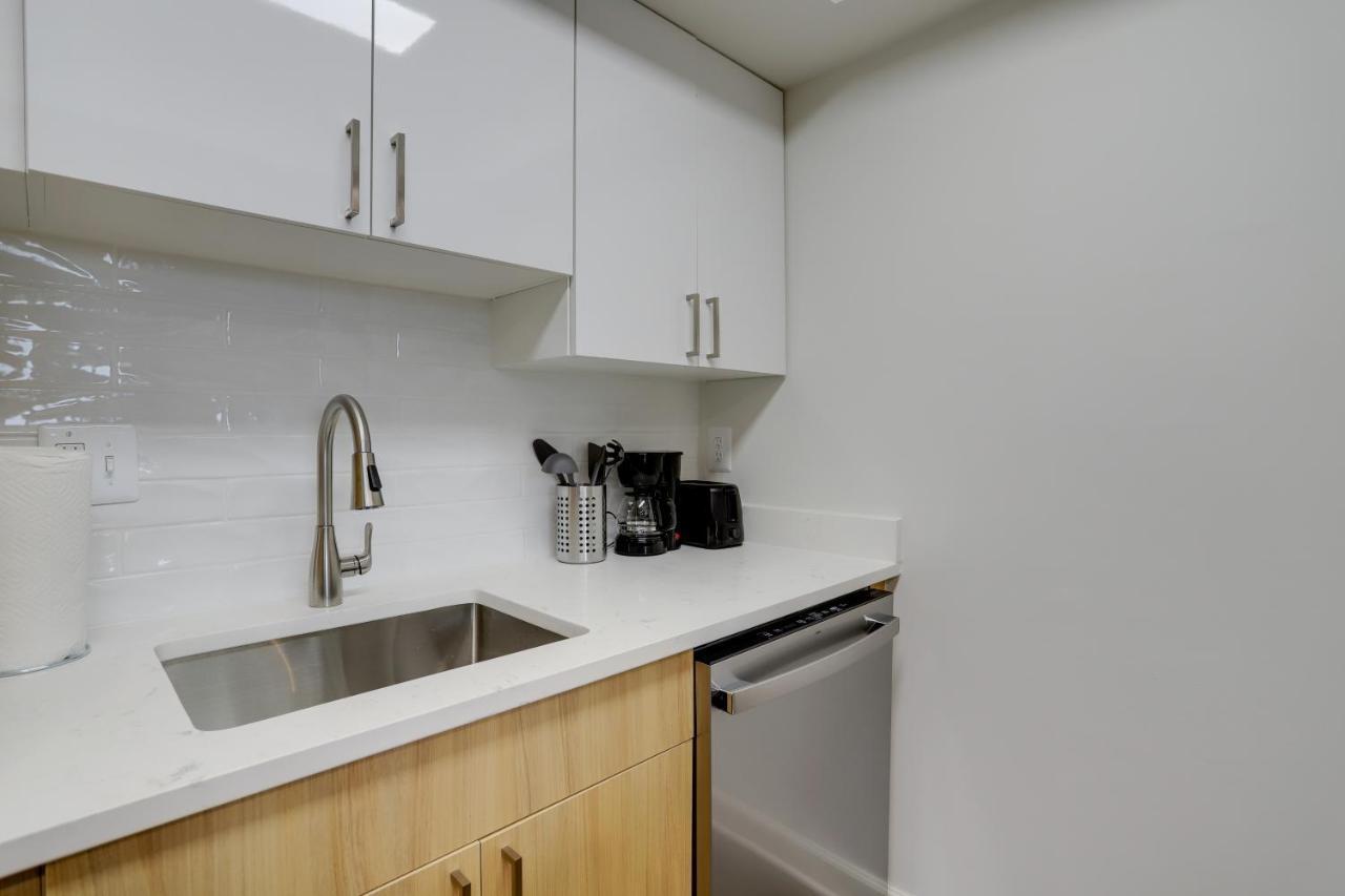 Modern & Charming Apt With Rooftop @Pentagon City アーリントン エクステリア 写真