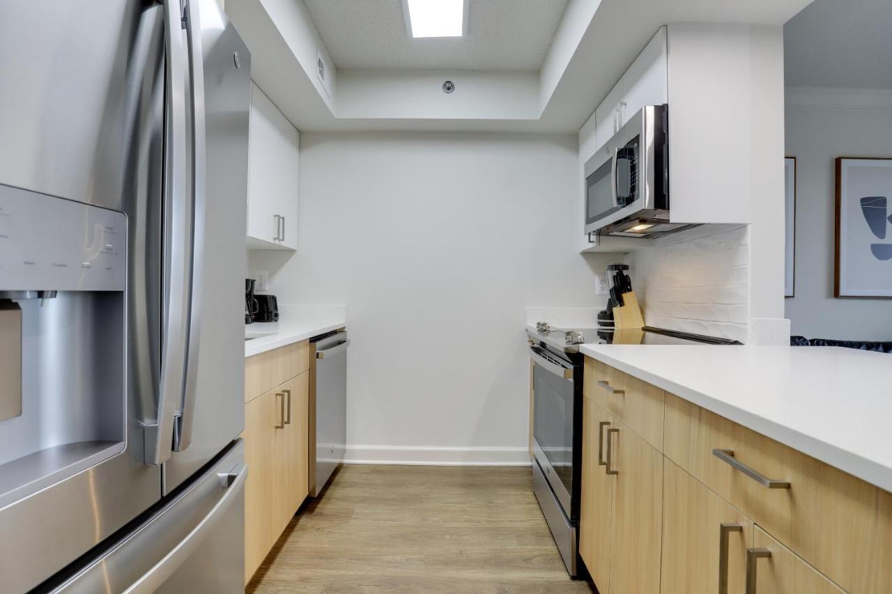 Modern & Charming Apt With Rooftop @Pentagon City アーリントン エクステリア 写真
