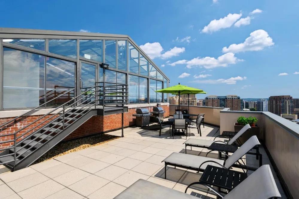 Modern & Charming Apt With Rooftop @Pentagon City アーリントン エクステリア 写真